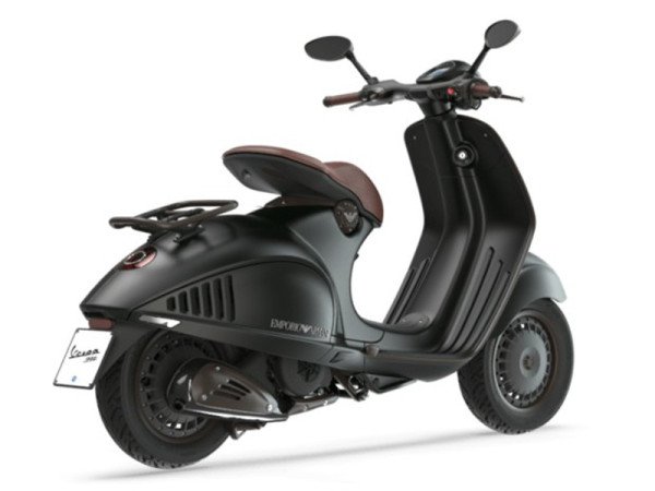 Vespa 946 Emporio Armani a venda no Brasil | Motorede