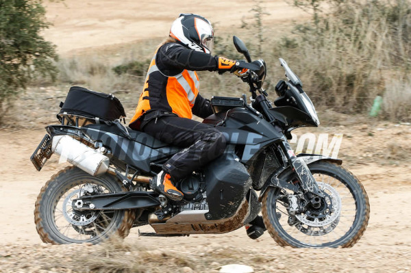 KTM 790 Adventure R flagra