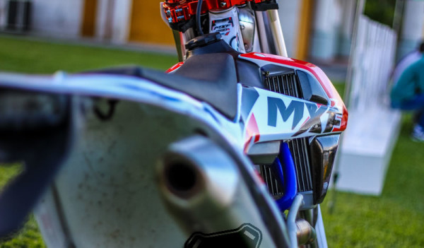 MXF 250RX 2018 Detalhes Escapamento