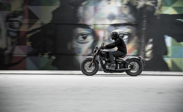 triumph-bobber-black-03