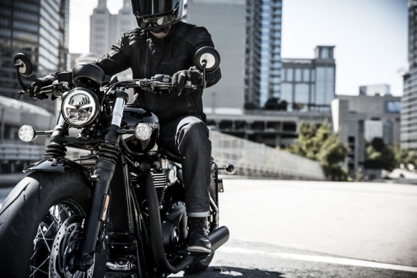 triumph-bobber-black-04