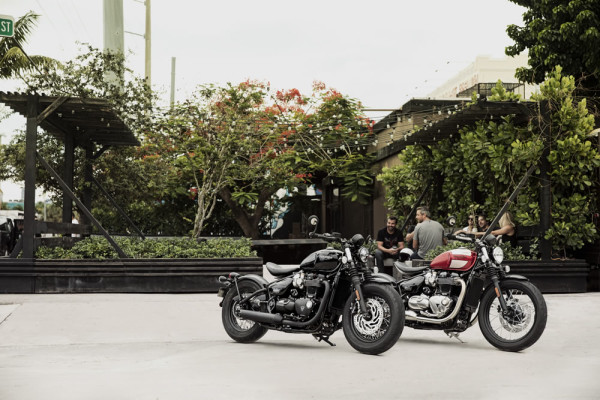 triumph-bobber-black-05