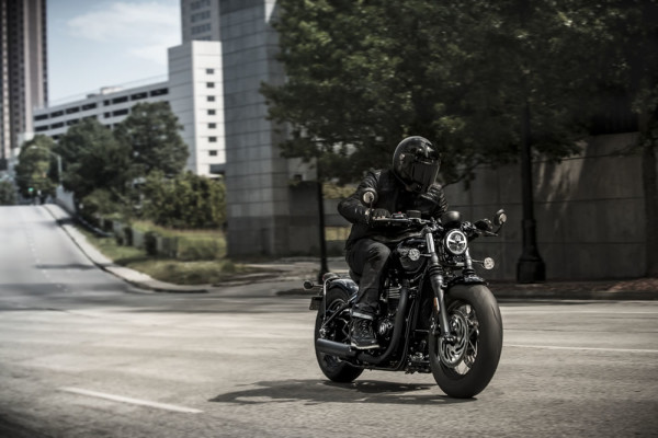 triumph-bobber-black-06