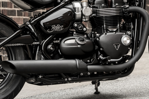 triumph-bobber-black-08-escapamento