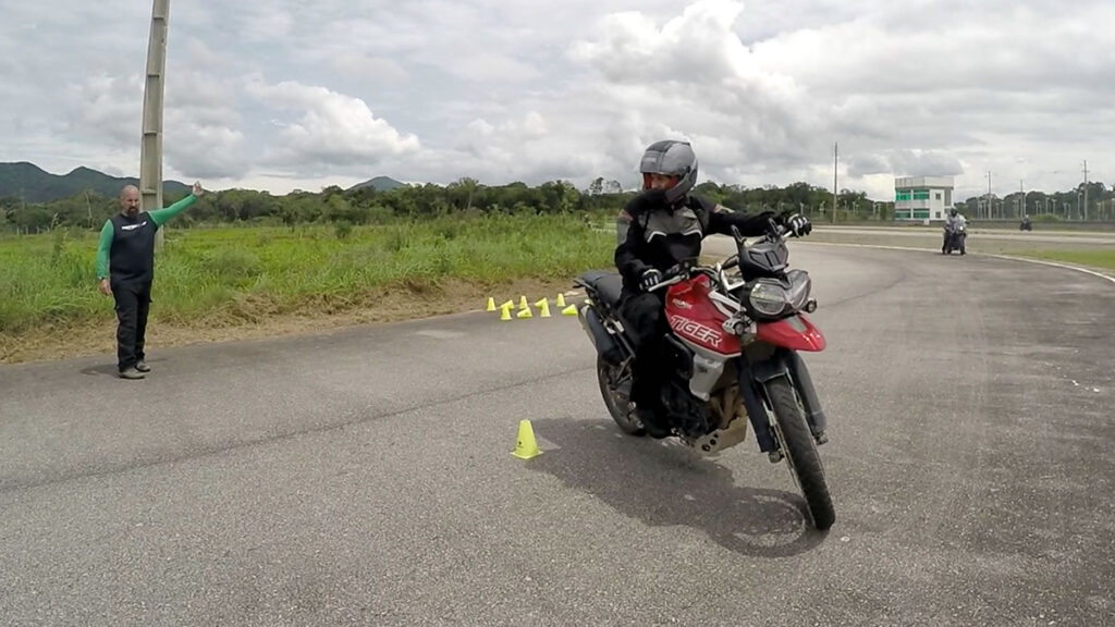 como-fazer-manobras-moto-baixa-velocidade-02